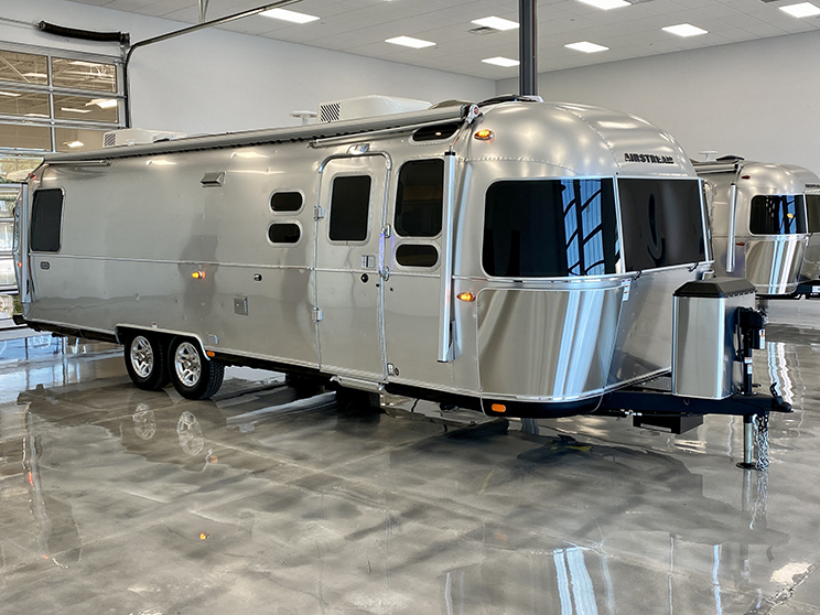 New 2023 AIRSTREAM CLASSIC 30RBQ TRAVEL TRAILER in Chandler 568360