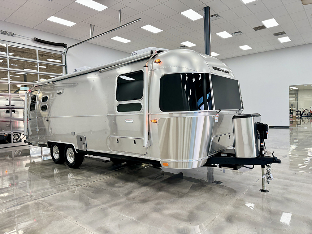 New 2024 AIRSTREAM INTERNATIONAL 27FBT TRAVEL TRAILER in Chandler