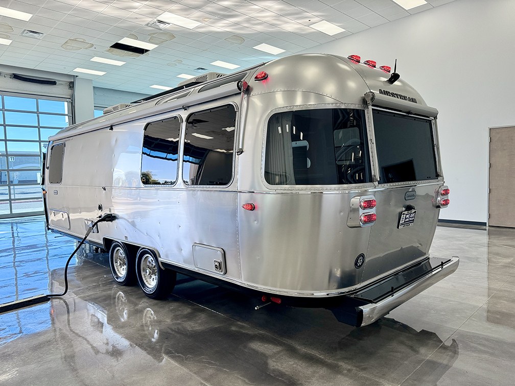New 2025 AIRSTREAM GLOBETROTTER 27FBT TRAVEL TRAILER in Chandler
