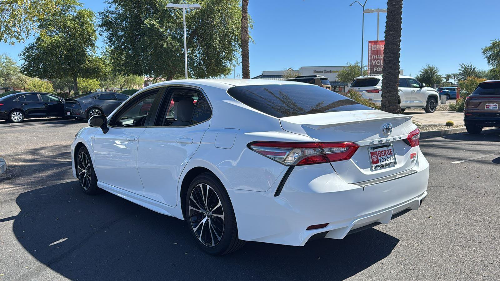 2018 Toyota Camry SE photo 5