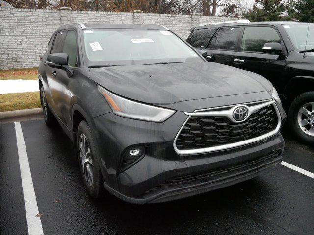 Certified 2021 Toyota Highlander XLE with VIN 5TDGZRBH1MS134403 for sale in Brooklyn Center, Minnesota