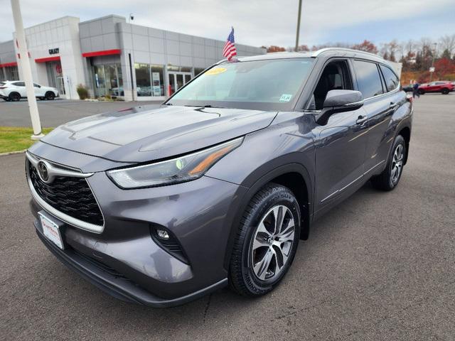 Certified 2022 Toyota Highlander XLE with VIN 5TDGZRBH6NS561710 for sale in Eatontown, NJ