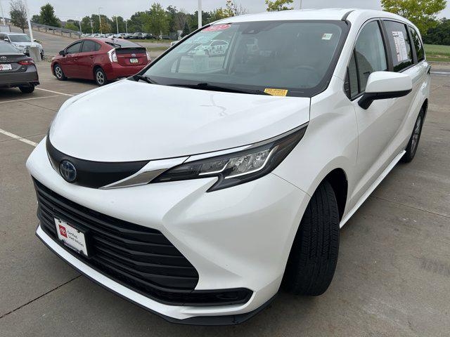 Certified 2022 Toyota Sienna LE with VIN 5TDKRKEC8NS131727 for sale in Davenport, IA
