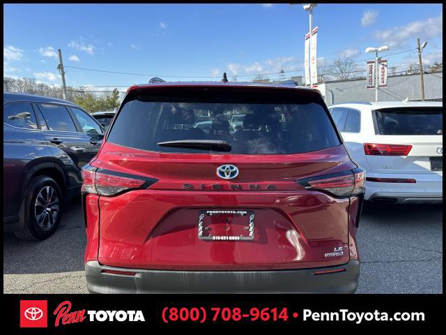 Certified 2022 Toyota Sienna LE with VIN 5TDKRKEC9NS107811 for sale in Greenvale, NY