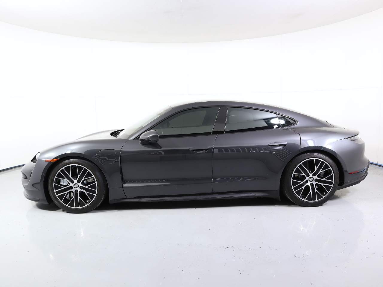 2020 Porsche Taycan Turbo photo 2