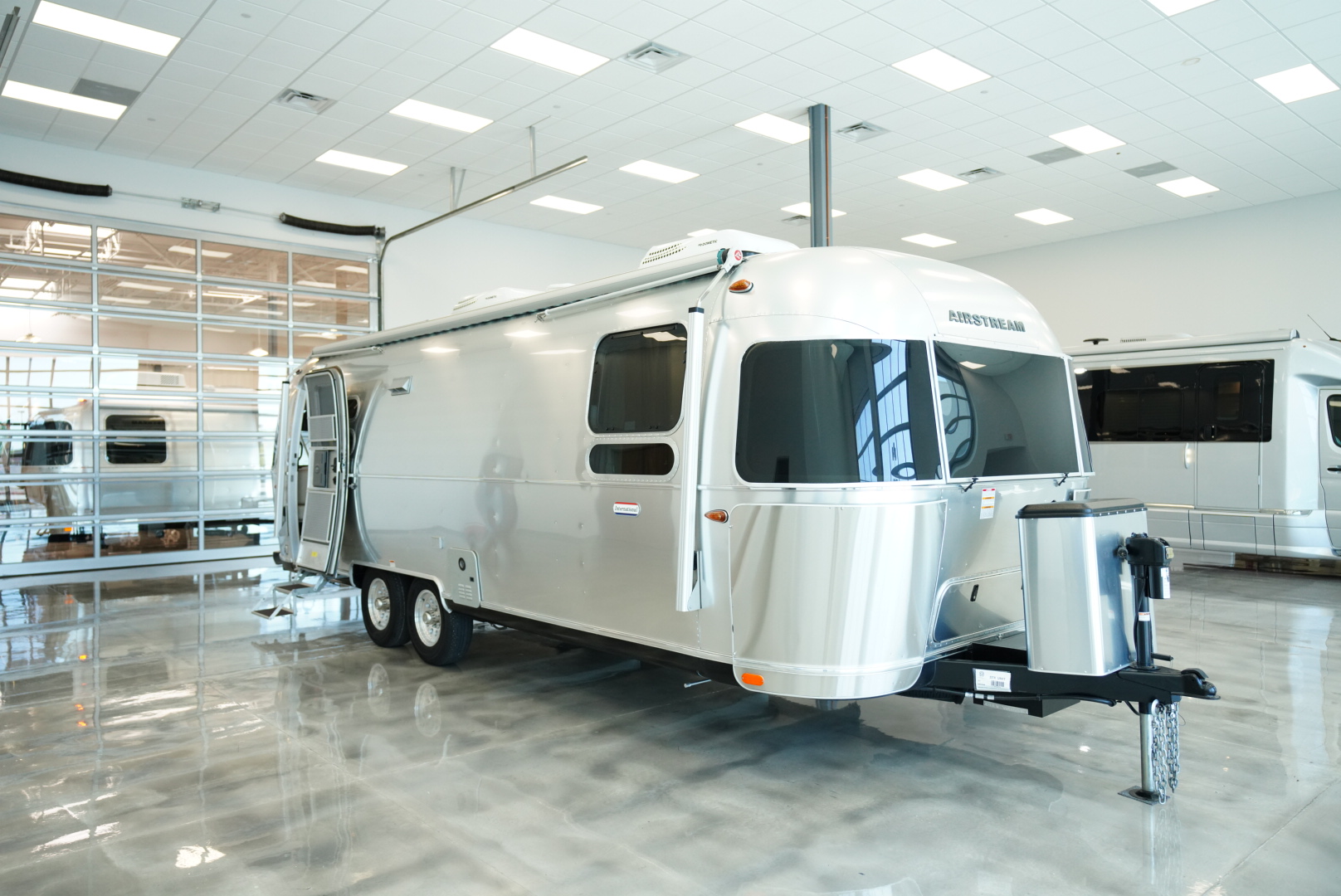 Pre-Owned 2021 AIRSTREAM INTERNATIONAL 27 FB 27FB QUEEN TRAVEL TRAILER ...