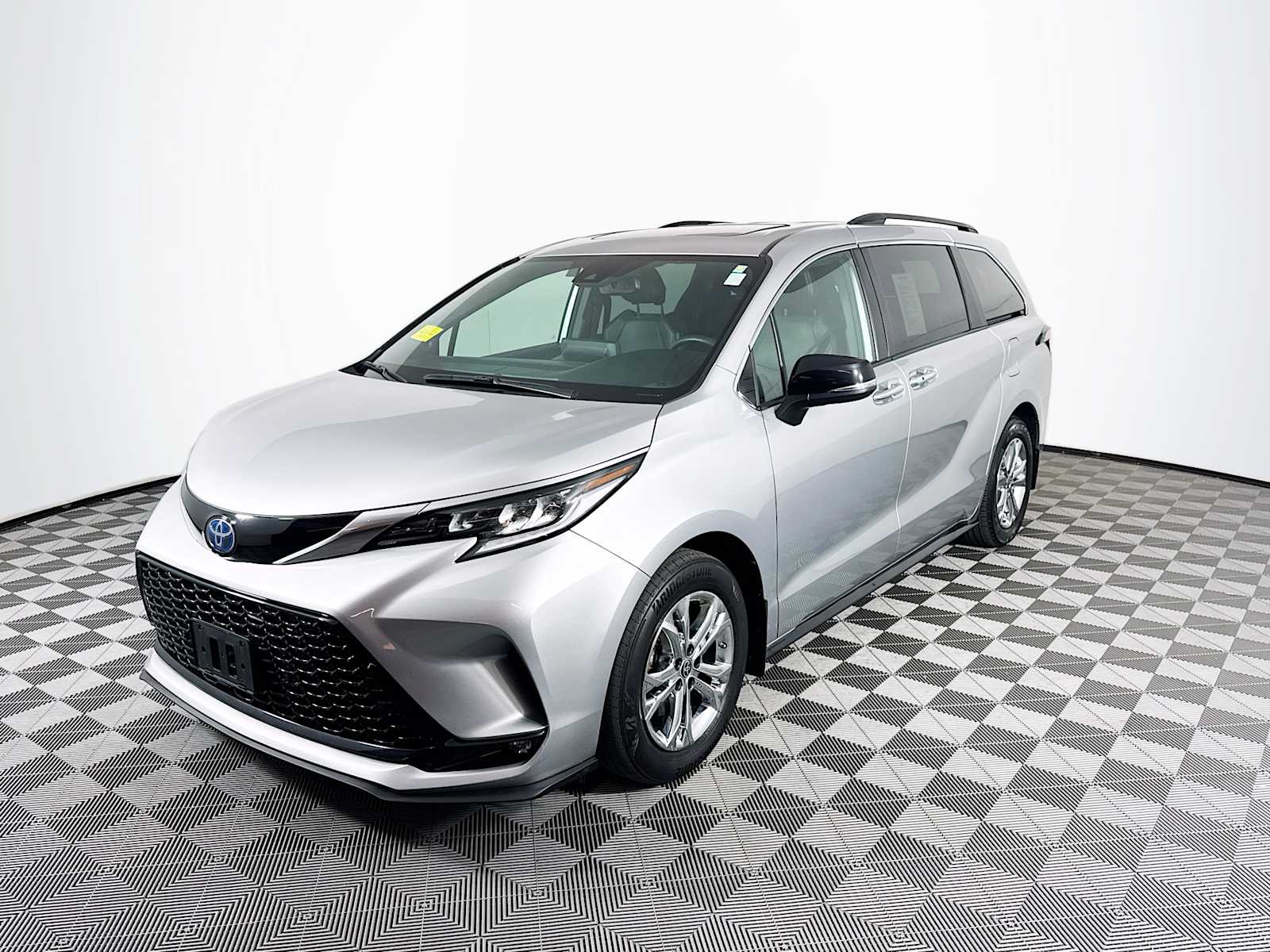 2023 Toyota Sienna XSE 25th Anniversary's photo