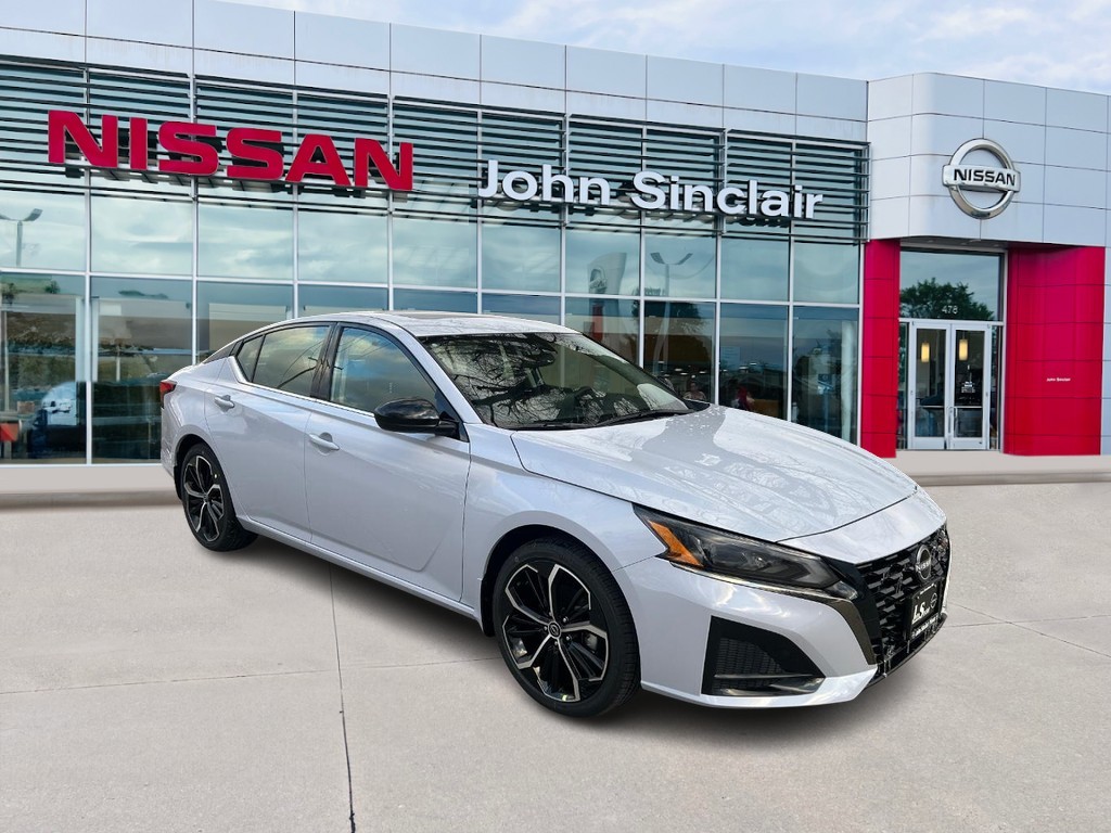 2025 Nissan Altima SR's photo