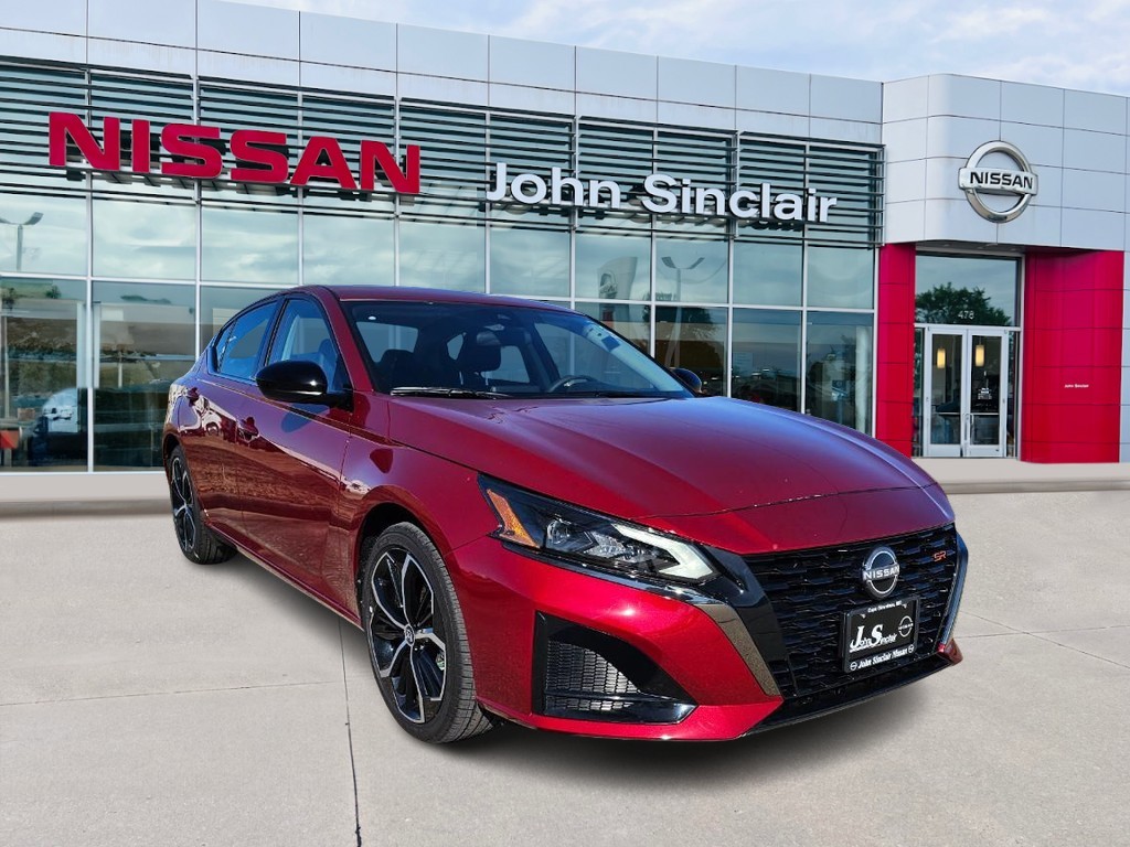 2025 Nissan Altima SR's photo