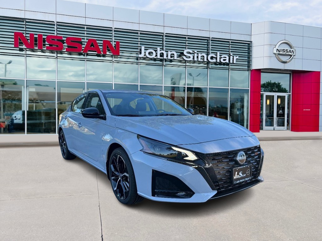 2025 Nissan Altima SR's photo