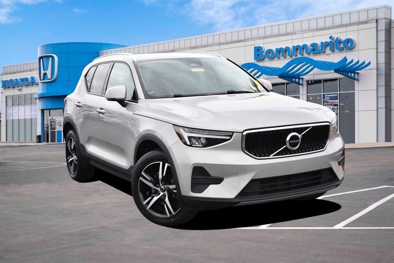 2023 Volvo XC40 Core's photo