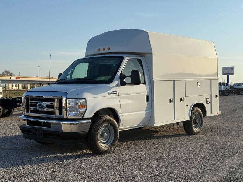 2025 Ford E-Series Cutaway Base's photo