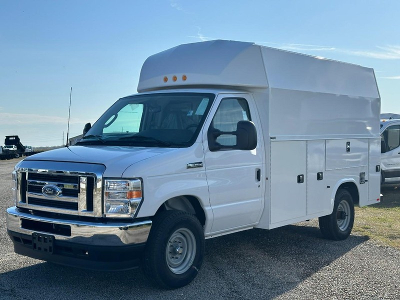2025 Ford E-Series Cutaway Base's photo