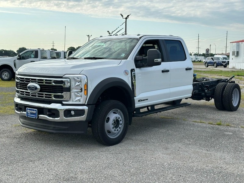 2025 Ford F-550 Super Duty Chassis Cab XL's photo