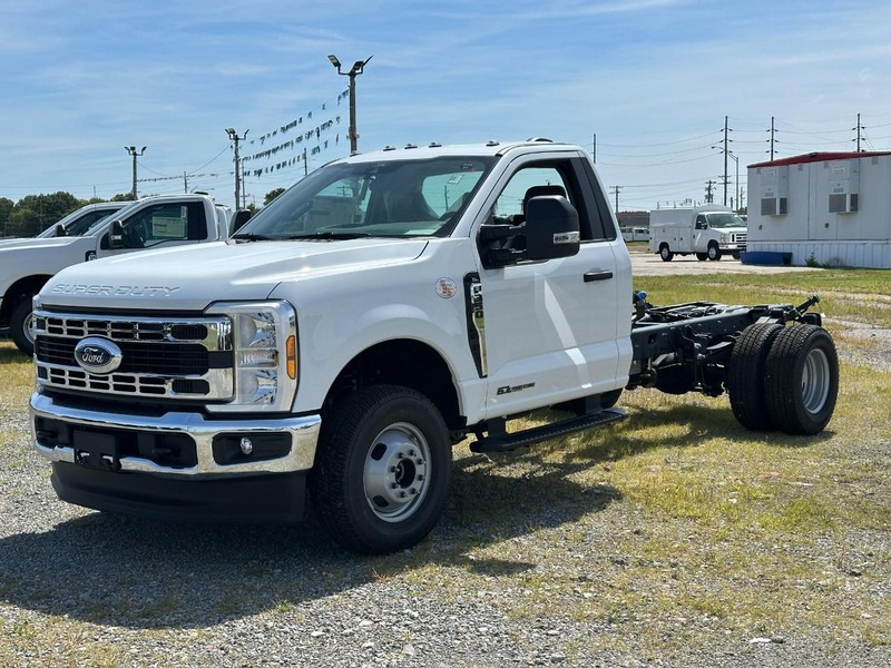 2026 Ford F-350 Super Duty Chassis Cab XL's photo