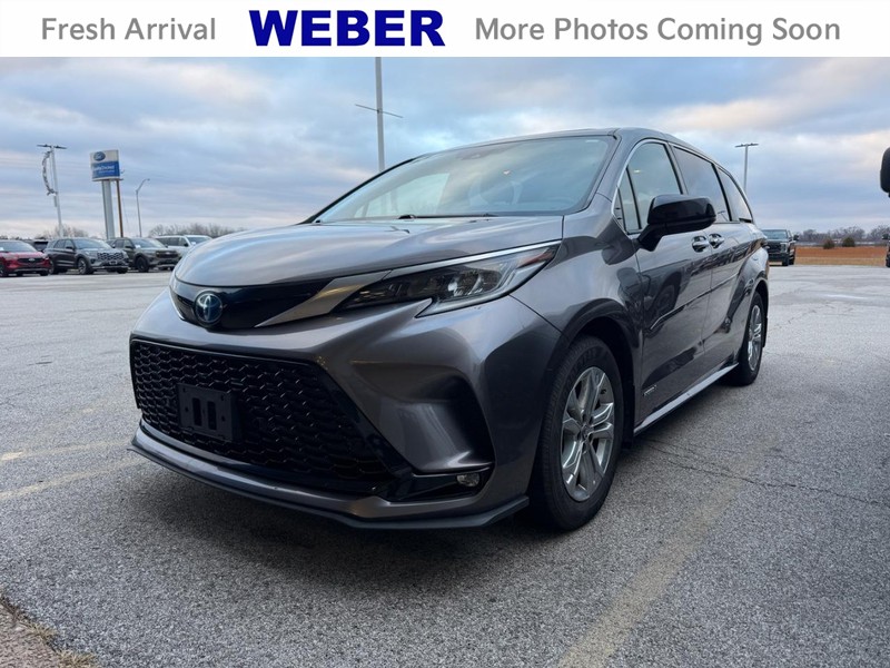 2021 Toyota Sienna XSE's photo