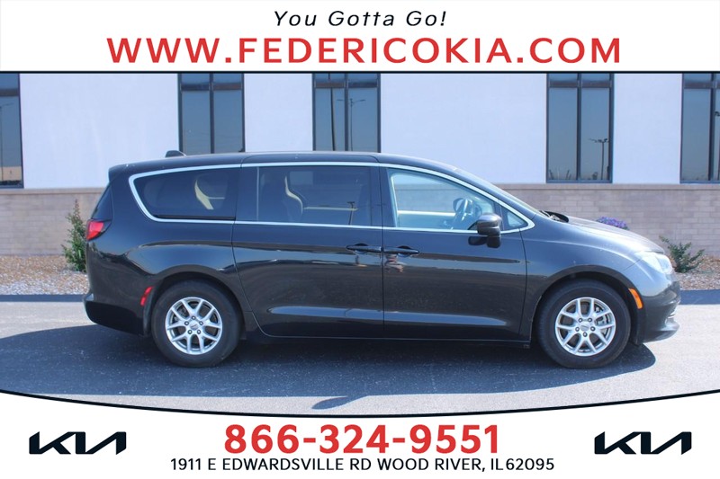 Pre-Owned 2022 Chrysler Voyager LX FWD's photo